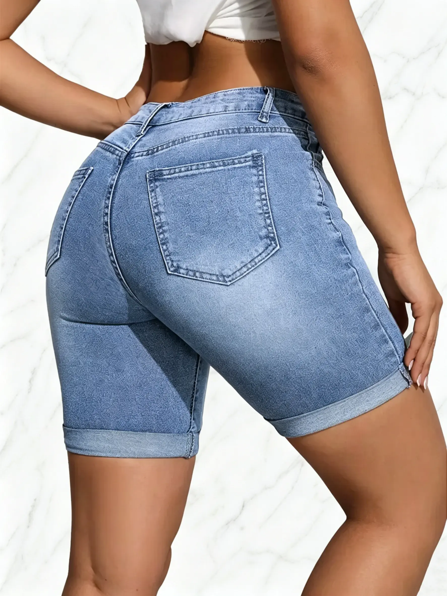Women’s washed slim-fit jeans with pockets